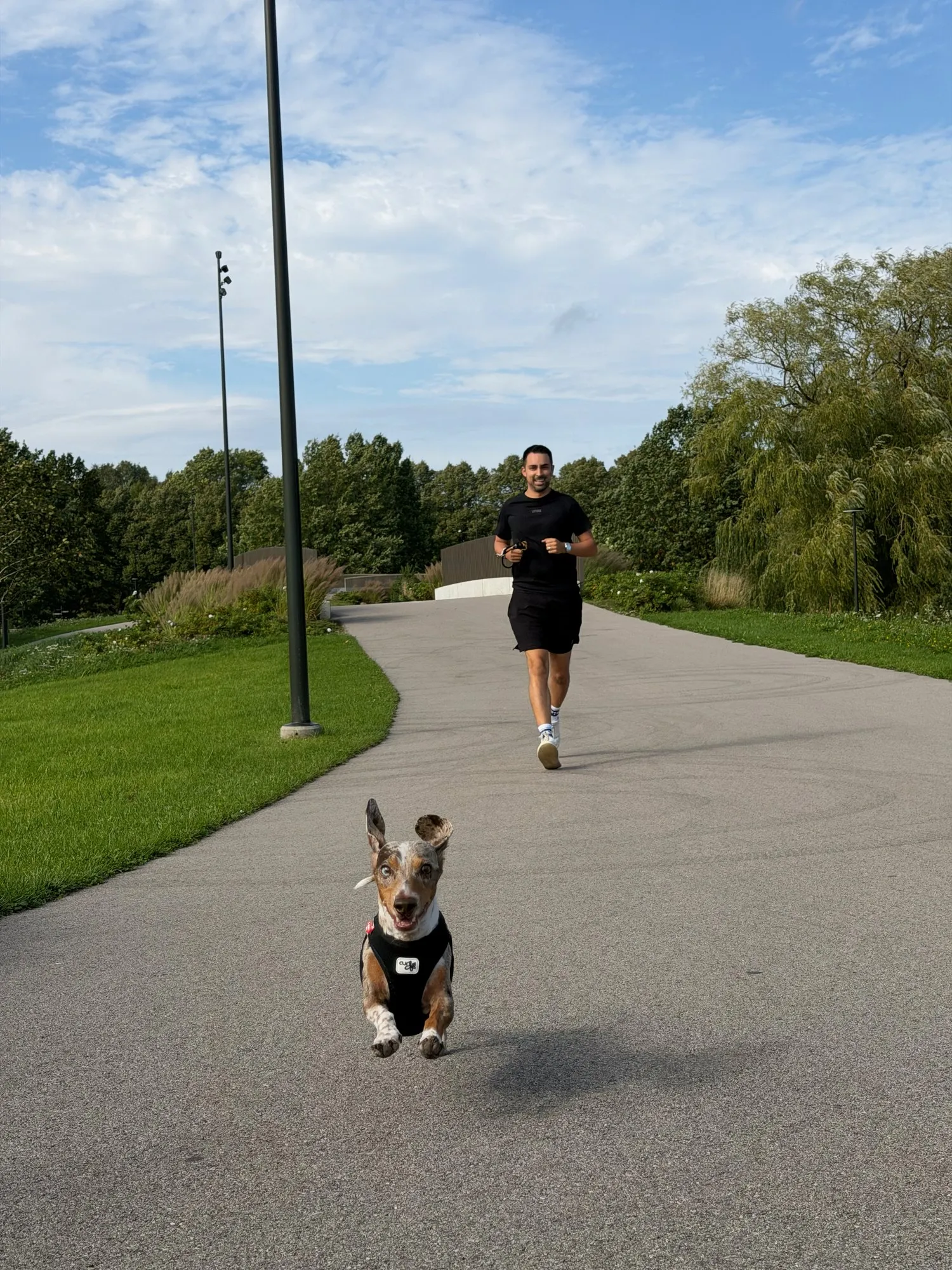 Jonah Jeschkeit beim Joggen mit seinem Zwergdackel Valentino